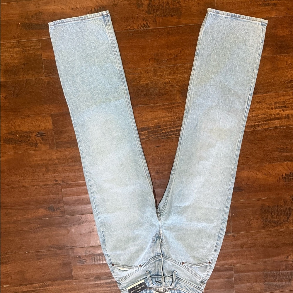 Light Blue Women’s High Rise 90s Relaxed Jean. Brand new with tags